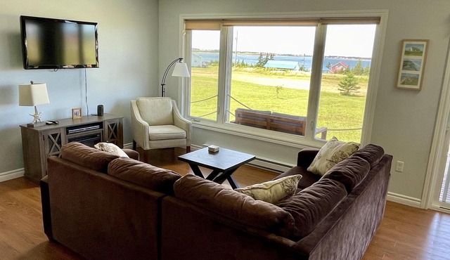 Water view cottage - Walk to Thunder Cove Beach!