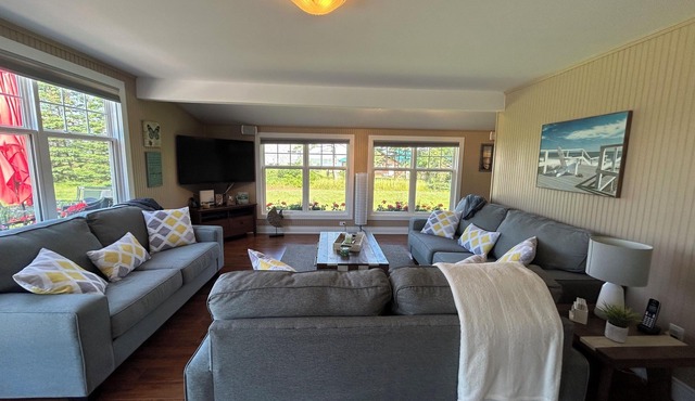 Water View Cottage With Hot Tub, Just Minutes To North Shore Beach