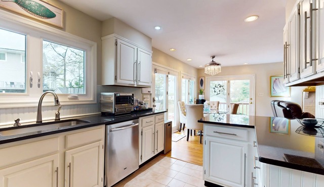 Water-view escape with WFH desk & entertainer's deck - dog-friendly