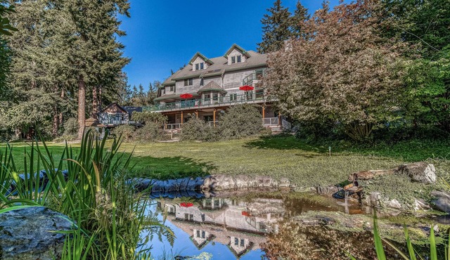 Water-view estate with on-site entertainment & 3 kitchens - events welcome