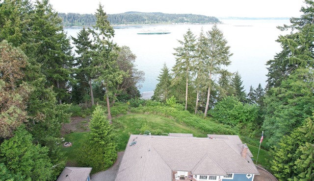 Water view high bank two bedroom private border Manchester State Park.