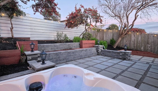 Water View/Hot Tub/Fire Pit/Mins to Beaches & Restaurants/Family & Pet Friendly