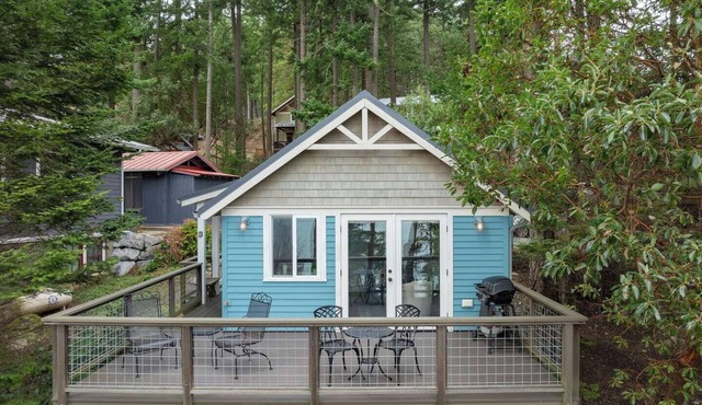 Water View, Impeccable Studio Cottage overlooking East Sound, Walk to Town, Close to Everything!