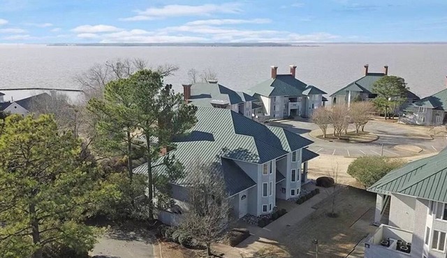 Water-view in Kingsmill, 10 minutes to Busch Gardens & Colonial Williamsburg!