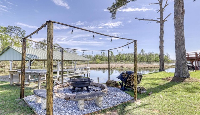 Water view,just at ten feet from backyard,kids can fish from the dock,bar&grill.