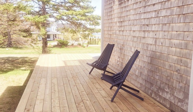 Water view, king bed, 3 min. to beach, near downtown, full kitchen, pet friendly