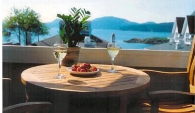 Water View! Luxury Starboard Suite- walk to cafes, shops, galleries & beaches.