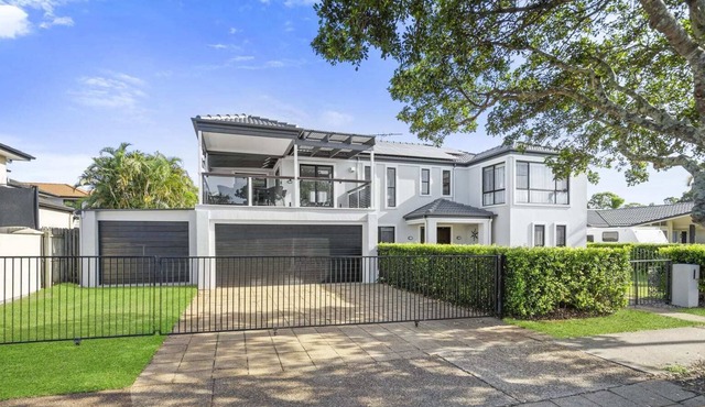 Water View Modern 6 Beds Villa with Pool