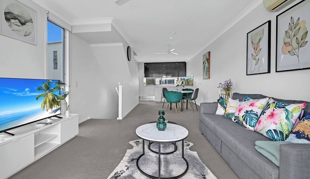 Water View Modern Three-level Townhouse in Carrara