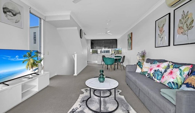 Water View Modern Three-level Townhouse in Carrara