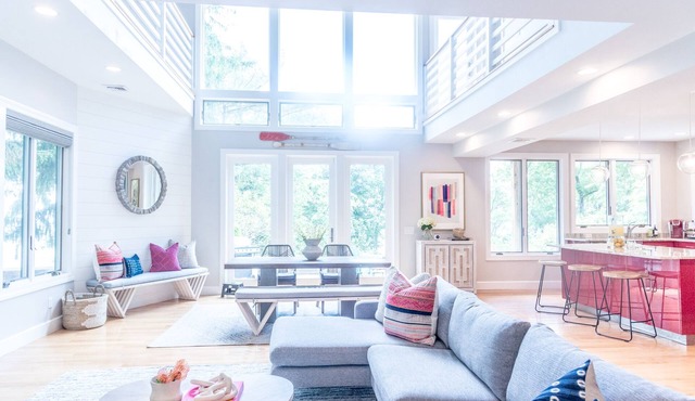 Water View Modern Villa 8 minutes to Newport, Sleeps 8,Near Beaches! WiFi