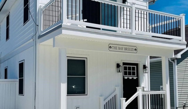 Water Views - 2 Min Walk to Beach - Custom Beach House - Local Pool!