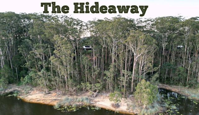 Water Views. Huge home, pool. Pet friendly. Direct access to Ewan Maddock Dam.