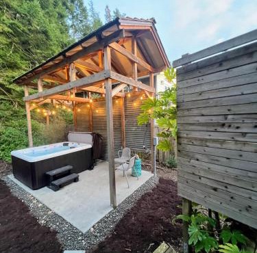 Water Views, Walk to Beach! New Hot Tub!