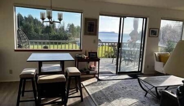 WATER VIEWS! WOOD STOVE! PRIVATE!