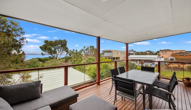 Water views150m from safe beach, 2 STORY holiday house in Ventnor free WIFI