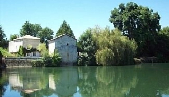 Waterfront Country House sleeps 7 near Cognac
