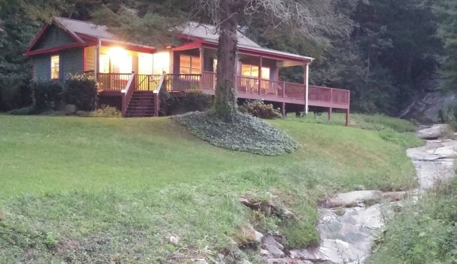 Waterfall Cabin, Hot Tub, WiFi, Fireplace & Fire Pit, Fenced Yard, Pets ok.