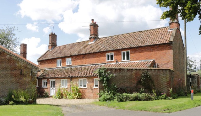 WATERFALL COTTAGE, family friendly, with open fire in Swanton Morley