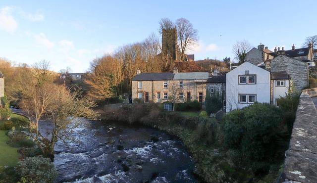WATERFALL COTTAGE, pet friendly in Ingleton
