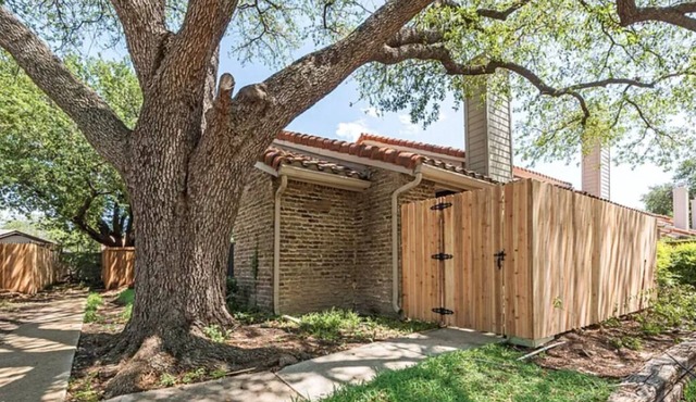 Waterfall Crossing: 1 BR/1.5BA Condo in Richardson