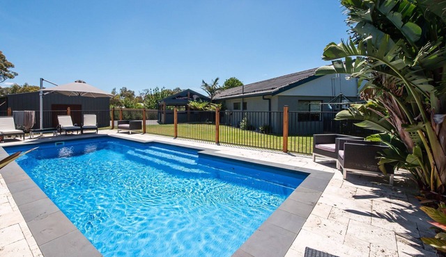Waterfall Gully Retreat with Gas heated Pool