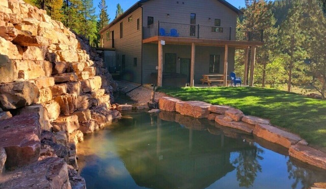 Waterfall House nestled in the mountains - 10 minutes from Downtown Spearfish!