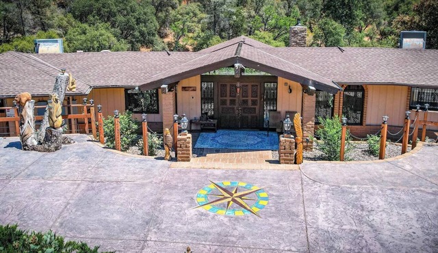Waterfall View Retreat near Yosemite with Spas