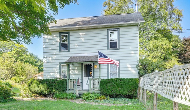 Waterfall Wonderland: Home w/Fire Pit in Newfield