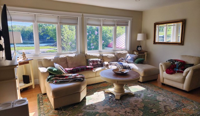 Waterfont close to town and walking trails with country feel