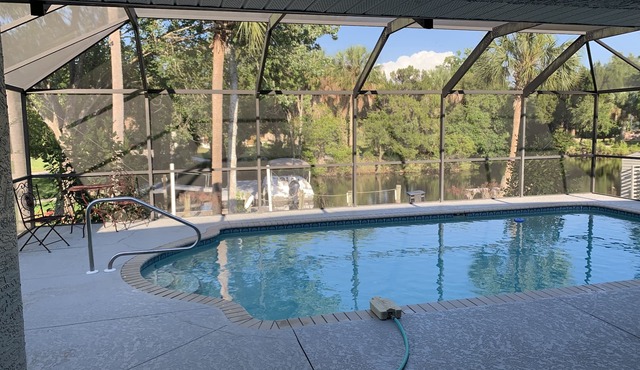 Waterfont Home, Heated Pool, Kayaks, and Ice Machine.