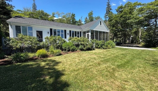 Waterfont Southport, Maine Cottage - Beautifully appointed 3-bedroom getaway