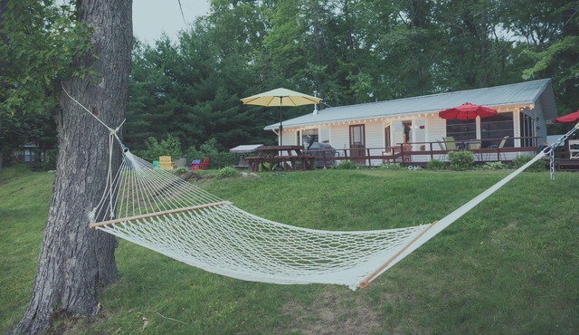 Waterfront Beach Paradise - 3 Bed, 2 Washroom Cottage with Outdoor Bar