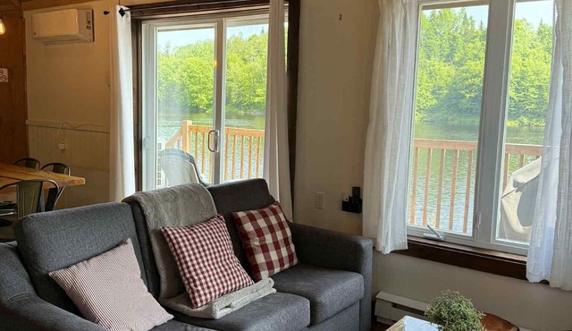 Waterfront Cabin with private Hot Tub - Mauricie, Quebec
