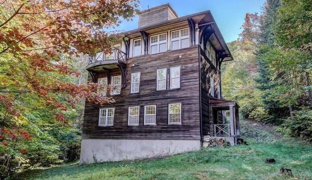 WATERFRONT ICONIC CHALET ON PRISTINE LAKE