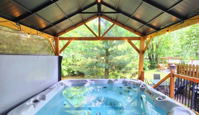 Waterfront cottage with spa, lots of activities nearby