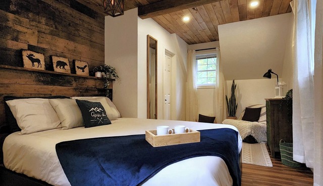 Waterfront cottage with spa, close to many activities