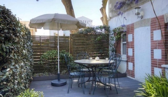 Waterfront 2-Bedroom Cottage with Terrace in Saint-Michel-Chef-Chef