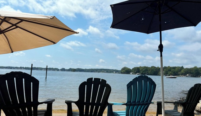 Waterfront Cabin: beach, hot tub, kayaks & panoramic lake views