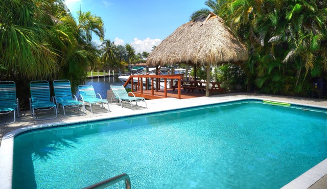 Waterfront-Semi-Detached home, salt water pool, walk to the beach & Center