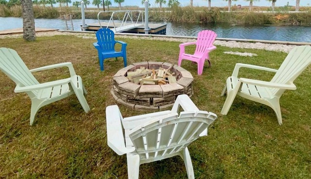 Waterfront 1 bed plus sleeper sofa, FREE Boat dock, Fire Pit, & Trailor Parking