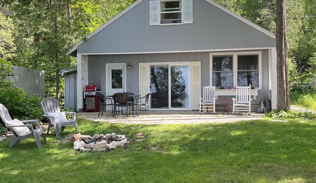 Waterfront 1 bedroom and loft cottage with small private pier on Garrett Bay