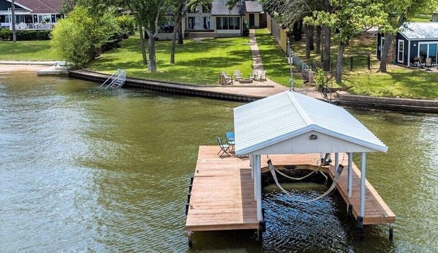 Waterfront 1 level house w/108' of Unobstructed Views,HUGE Yard and double dock