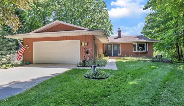 Waterfront 1 mile from Red Bud Track-N-Trail, Wineries and Wooded Privacy