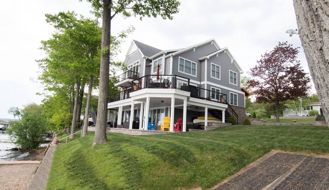 Waterfront, 138 ft Private Beach, Sunset, ADA friendly w elevator & Hot Tub