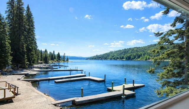 Waterfront 180 Degree Views-5 feet from the water! 4-bed 3 bath cabin!