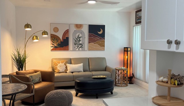 Waterfront 1st Floor, 2 Pools. Walk to restaurants. Boat Slip No Extra Fees
