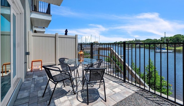 Waterfront 2-bdrm townhome with WiFi, AC, walking distance to EGAD food & shops