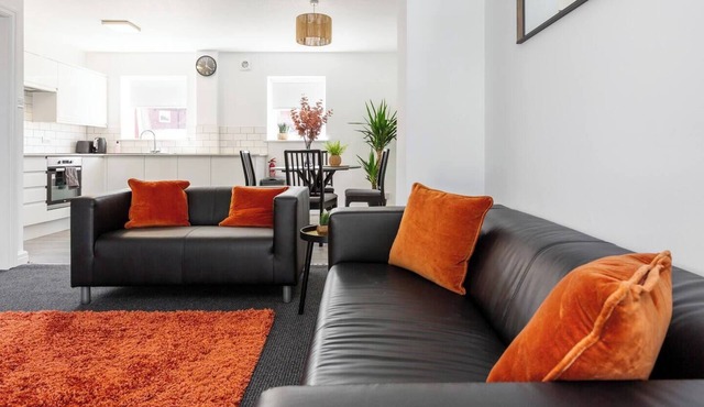 Waterfront 2 Bed Apartment | Free Parking & Wi-Fi