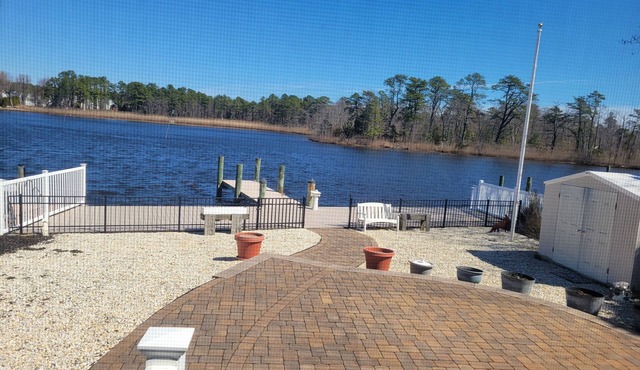 Waterfront! 2-bedroom house with amazing views & all the comforts of home!